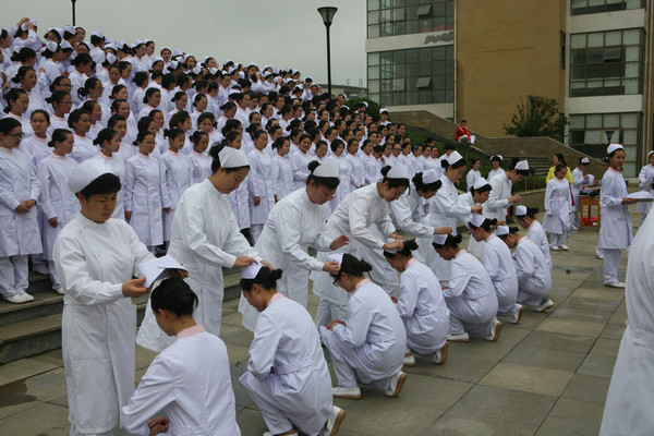 我院举行2013级护生授帽仪式暨庆祝“5·12国际护士节”护理技能大赛