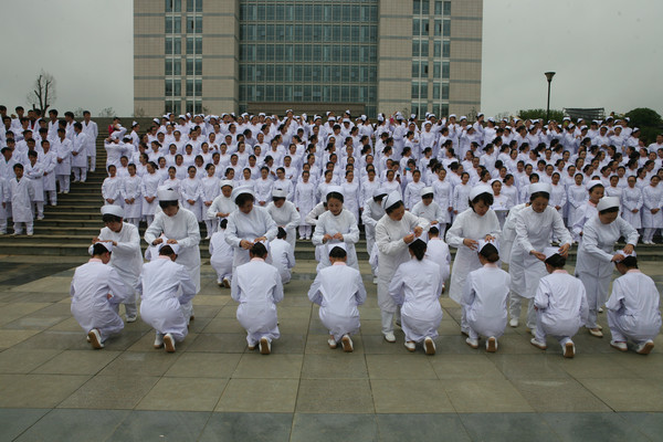 我院举行2013级护生授帽仪式暨庆祝“5·12国际护士节”护理技能大赛